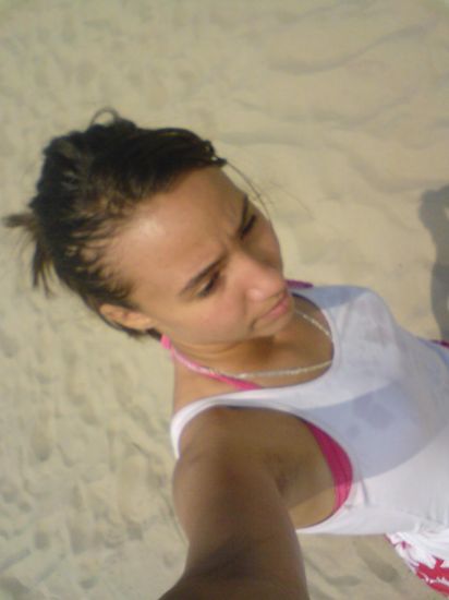 samira a  la  plage